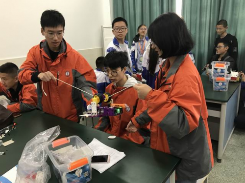 创新活动牵引校内外科普工作常态化机制之 江苏省大成科学院STEM教育创客实验室
