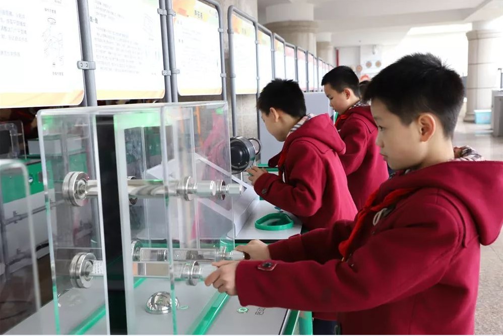 比赛牵引分层教学机制之 重庆市涪陵外国语学校的“科学梦工厂”工作室